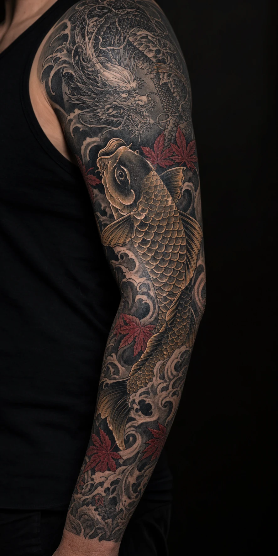 Japanischer Tattoo Sleeve mit Koi, Drache und Wellen